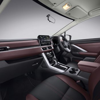 xpander cross interior 1